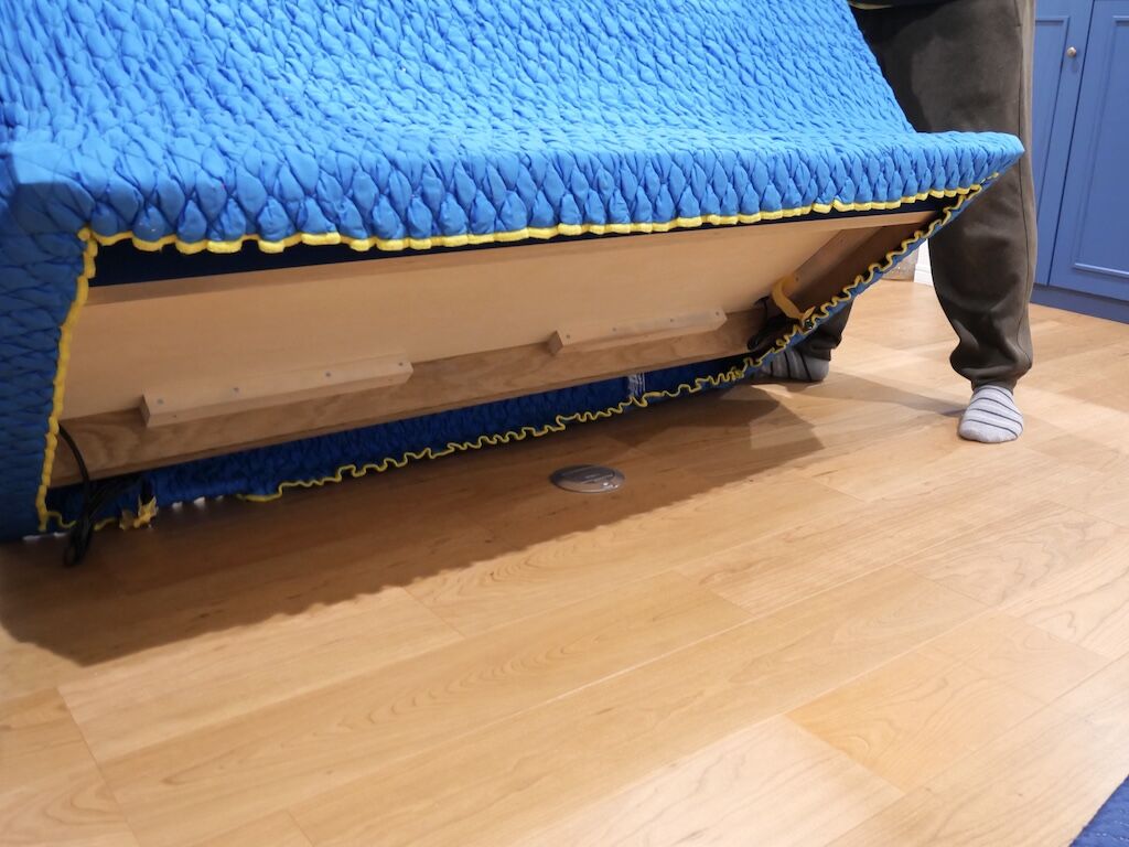 テーブル下につけた床用コンセント