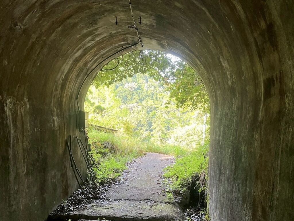 トンネルの先の風景
