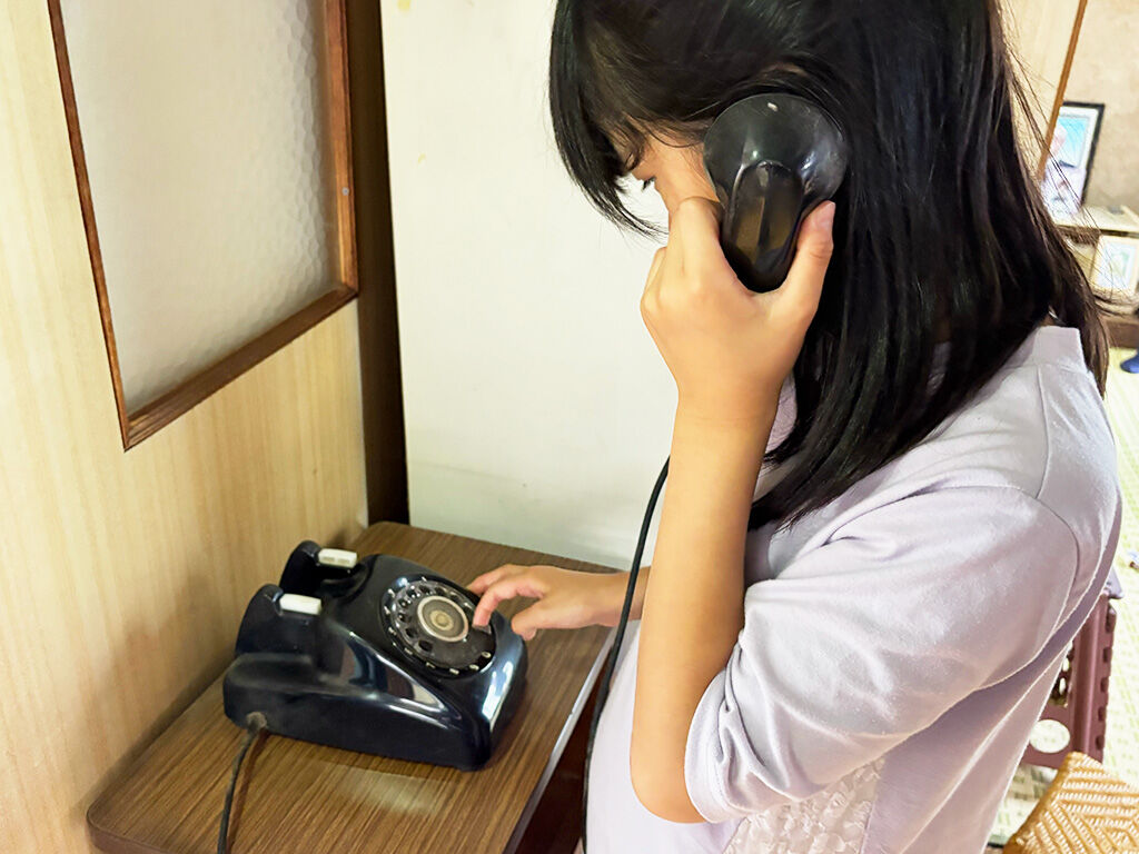 黒電話を触る姪