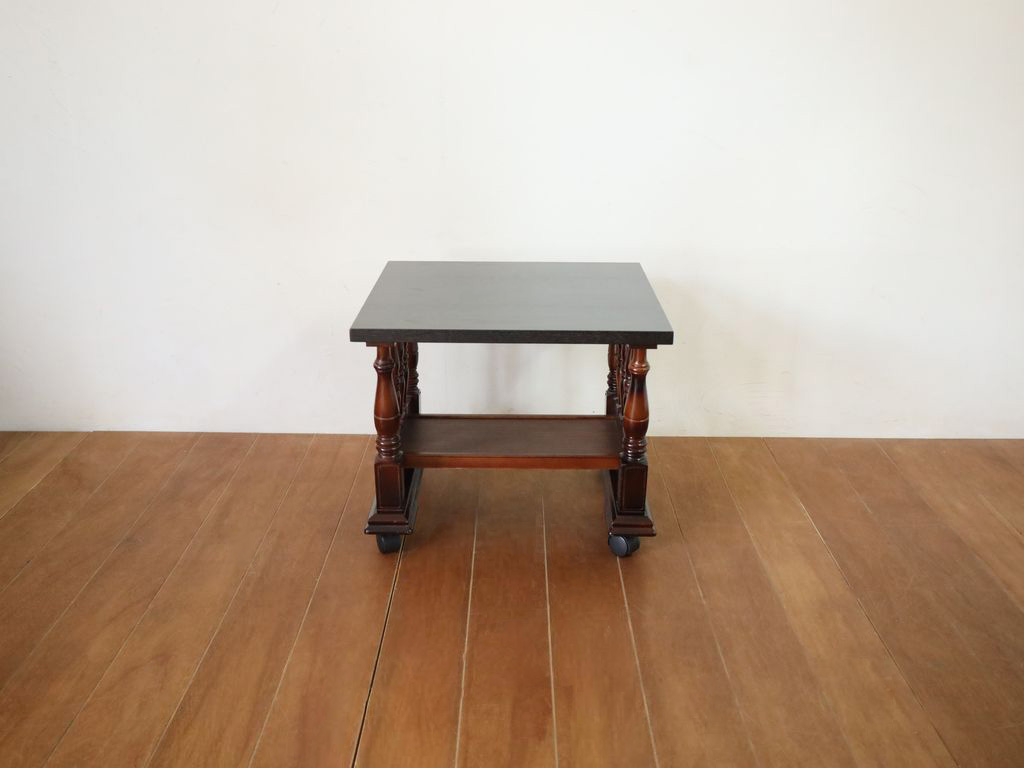 キャスター付きのローテーブル