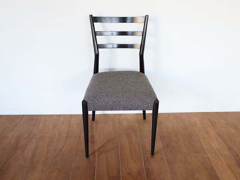 既存色に近い生地で座面を張り替えた