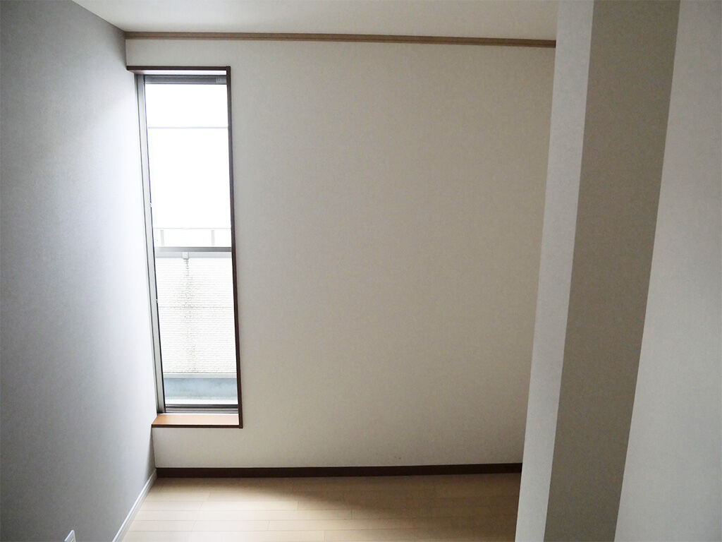 柱のある部屋にベッドを設置