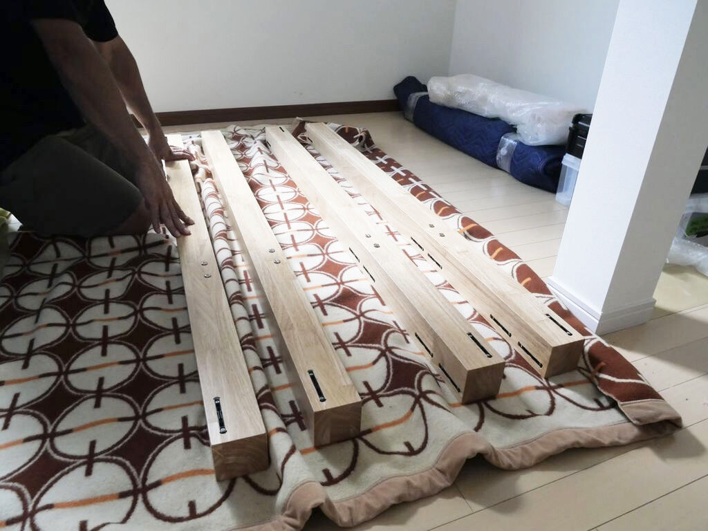 組み立て前のベッド