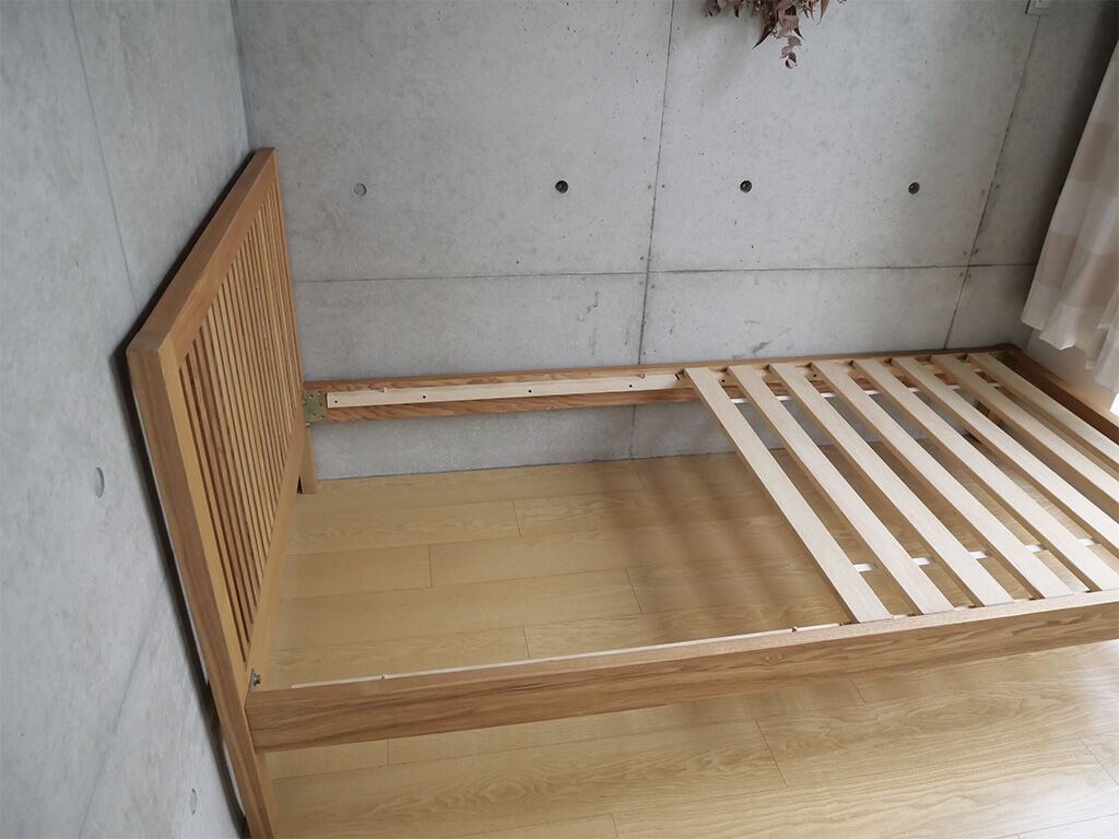新居でベッドを組み立て