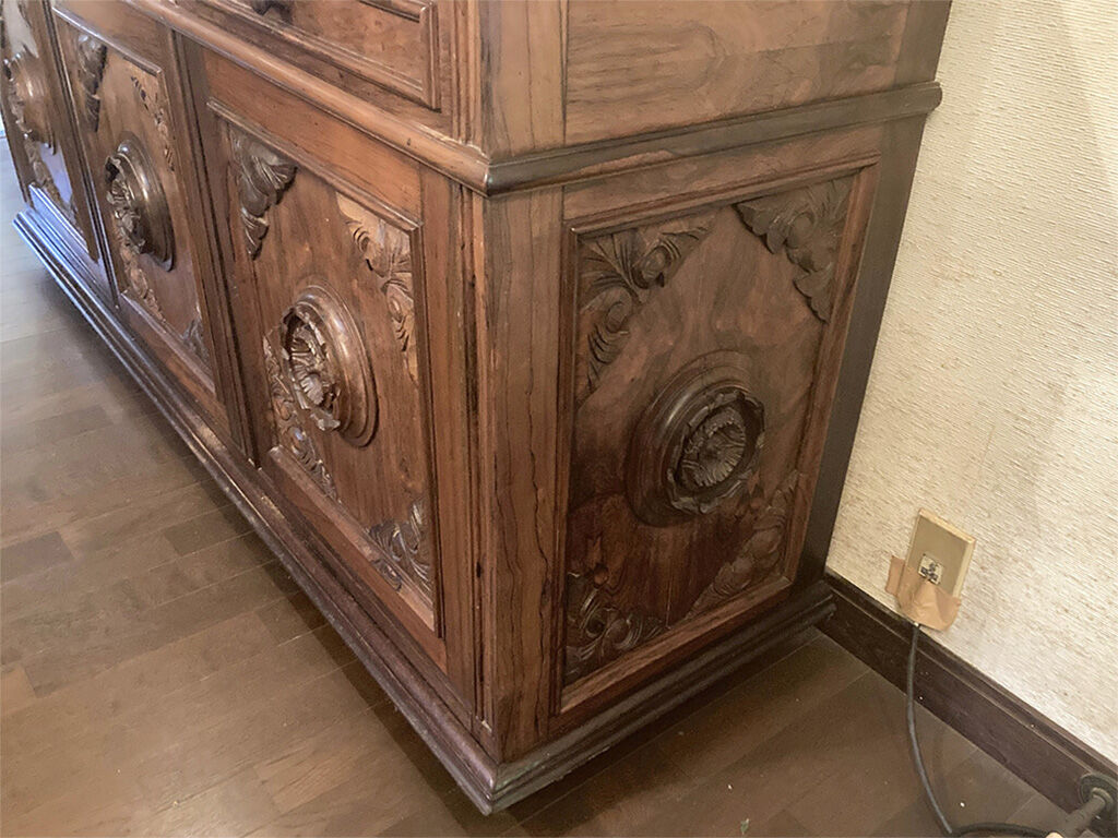 飾り彫りが素敵な家具