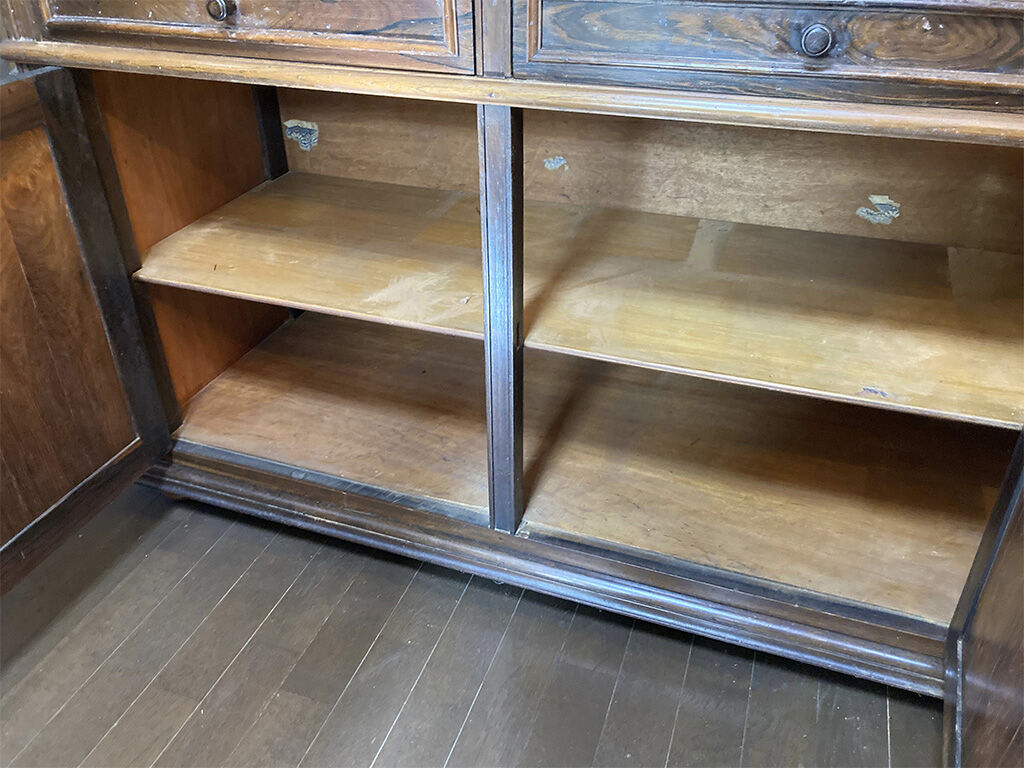 虫に喰われてしまった家具の内部