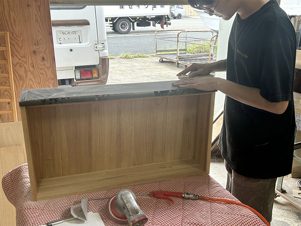 引き出しの塗装を剥がす作業