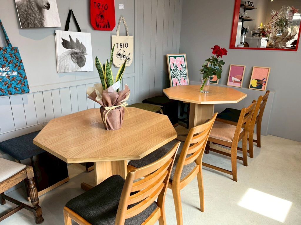 カフェ「アカリスタンド」の八角テーブル。店舗家具に最適な理由4つ