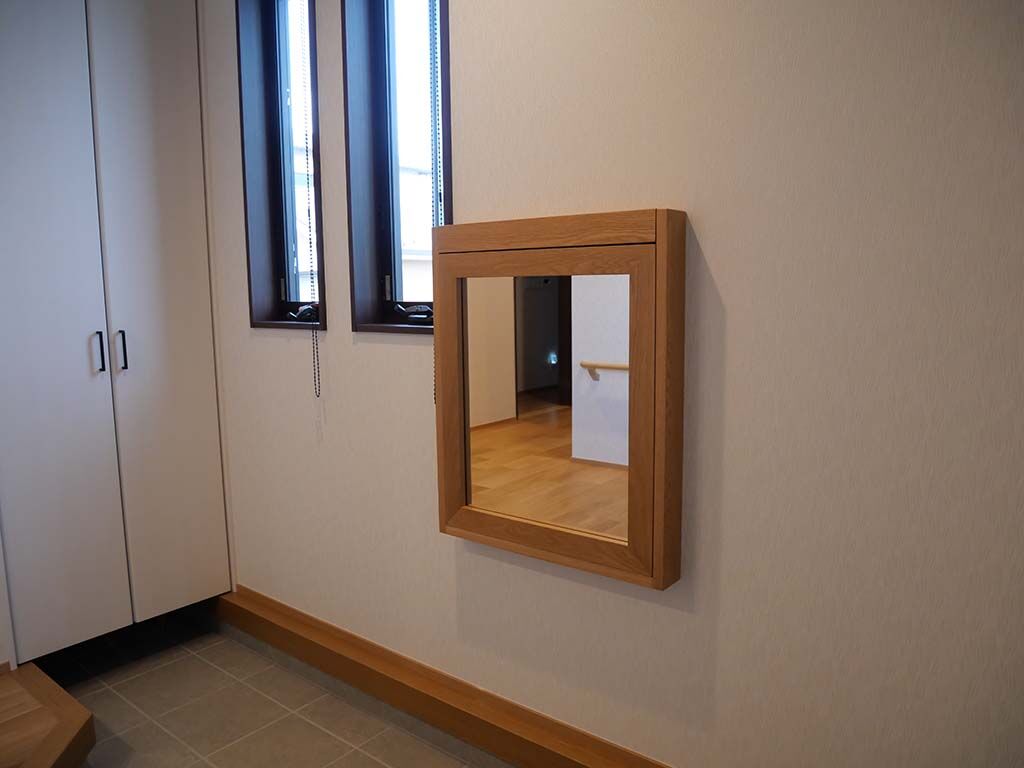 額縁部分には鏡を挿入