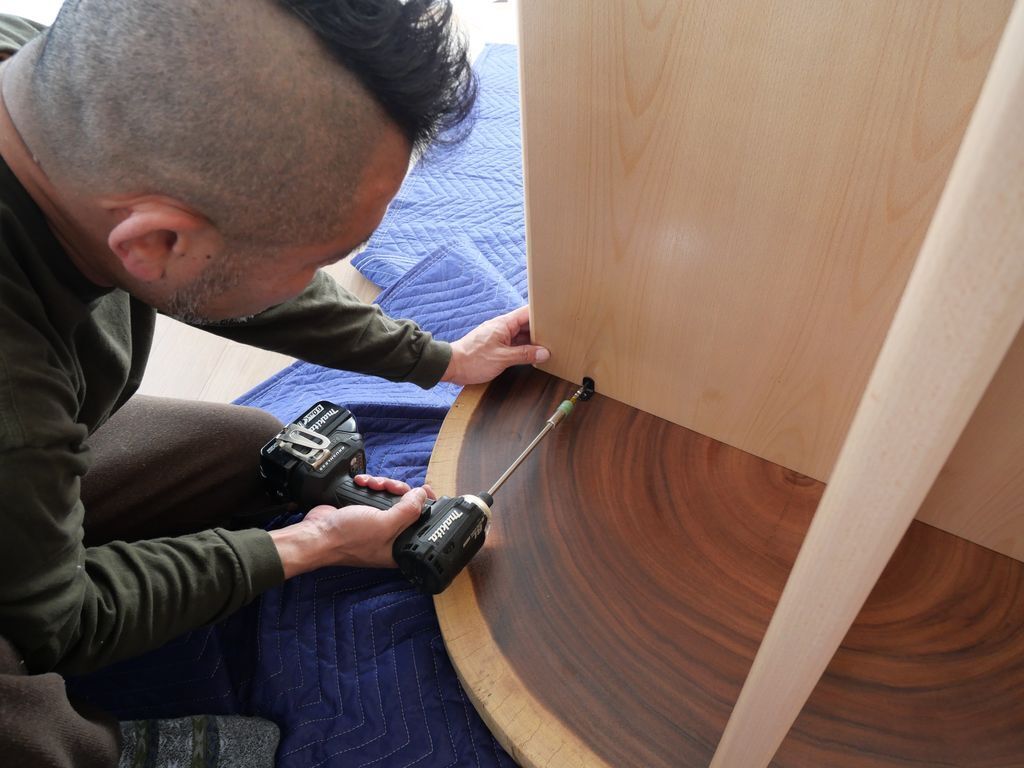 金具を止める様子