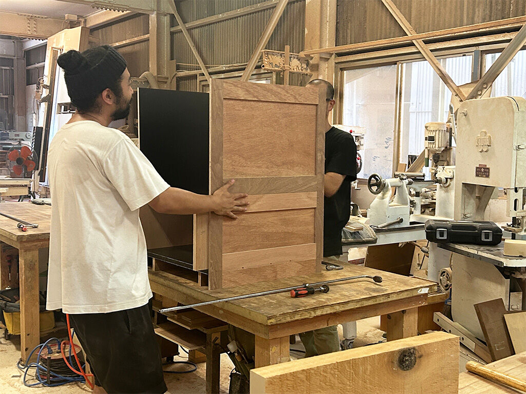 工房での家具製作