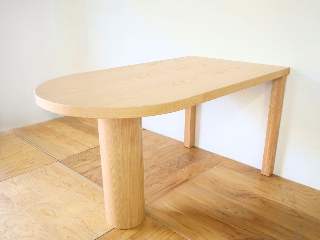 お洒落なデザインのダイニングテーブル