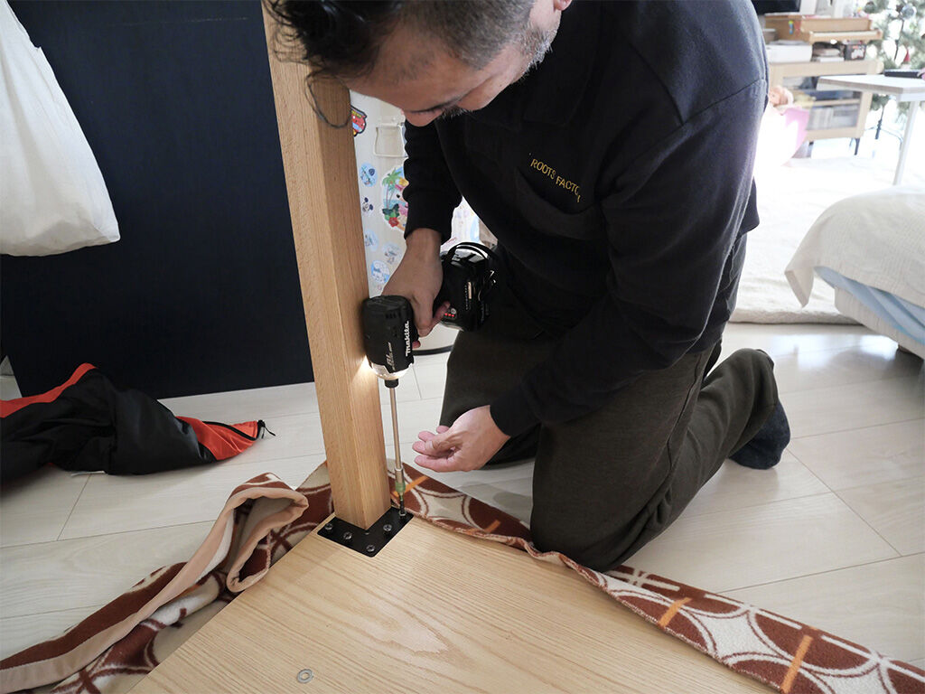 家具を組み立てるおっさん