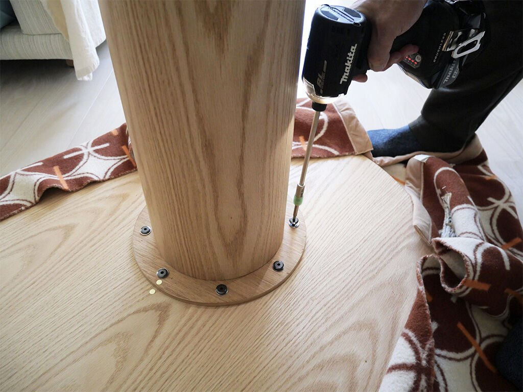 テーブル脚の取り付け作業