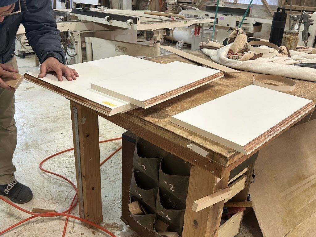 淡路島工房での家具製作風景