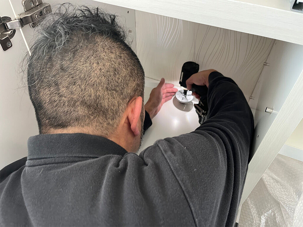 おっさんがお客様宅で作業中