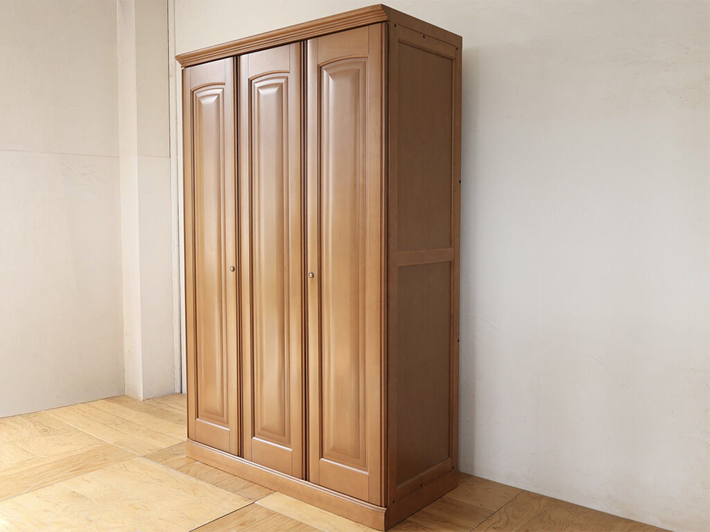 横幅も高さも大きなタンス