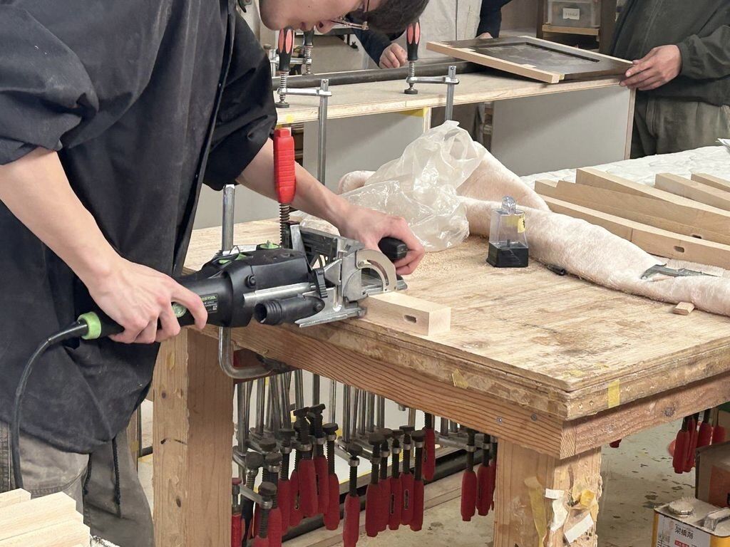 椅子を製作するスタッフ