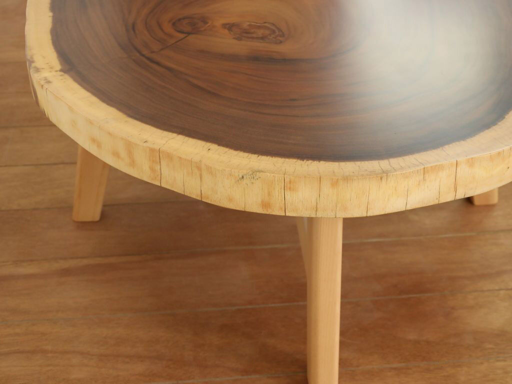 モンキーポッドを輪切りにしたテーブル