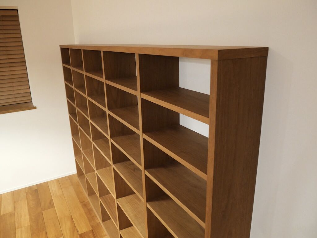 上品な木目、艶やかな手触りのチーク