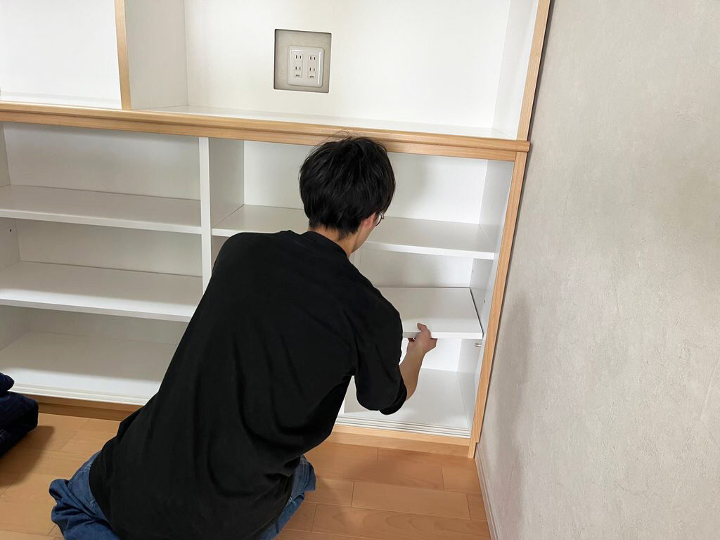 食器棚の組み立て作業