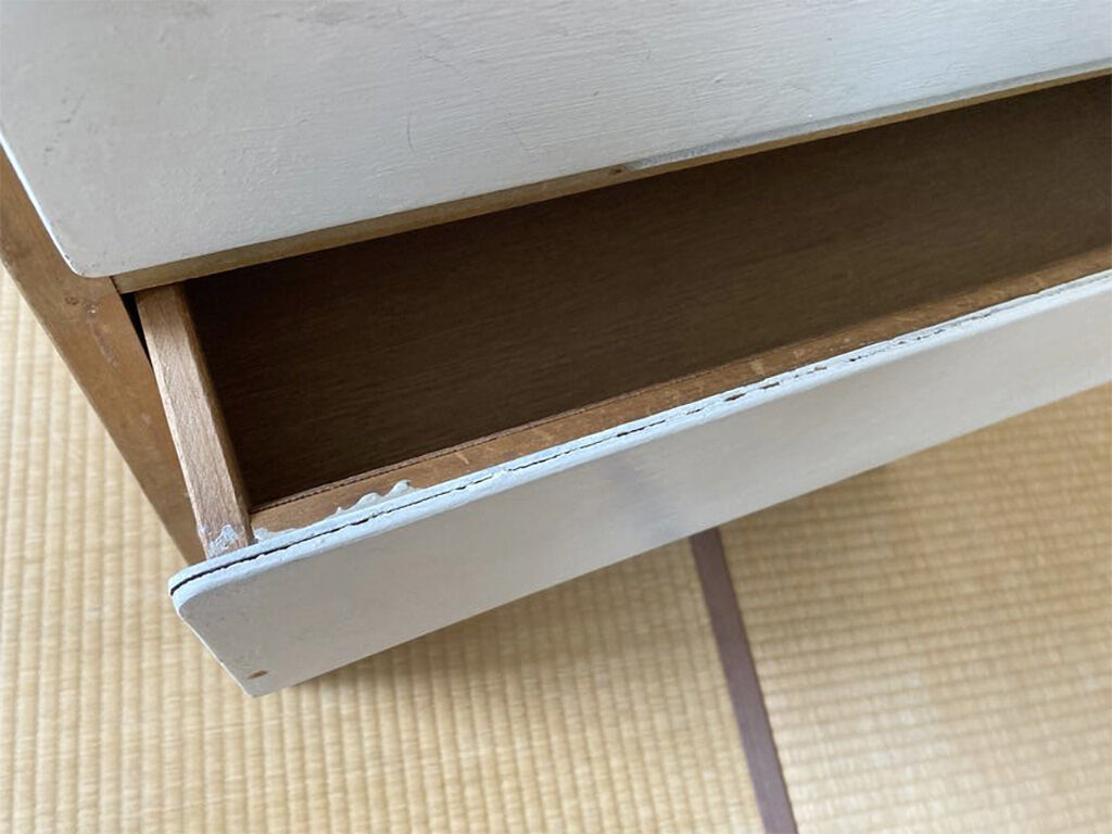 白く塗られている前板