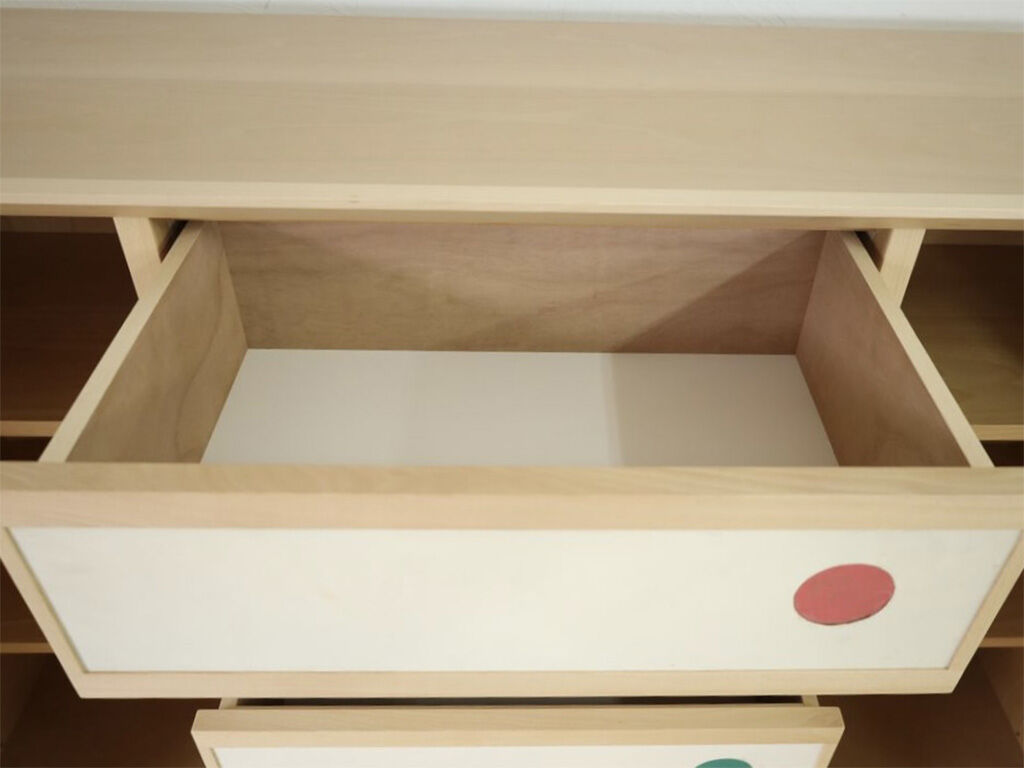 白い引き出しの前板部分