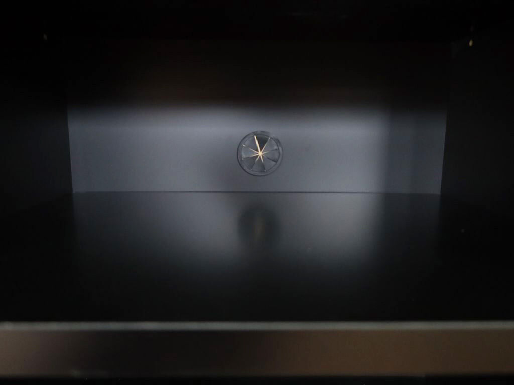 アンプ収納部分のコード穴