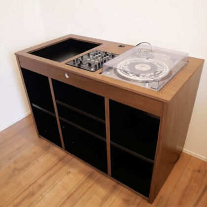 機材に合わせたオーダーメイドのDJブース