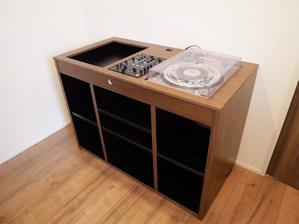 機材に合わせたオーダーメイドのDJブース
