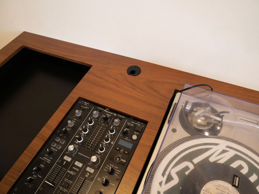 ミキサーとターンテーブルを埋め込み