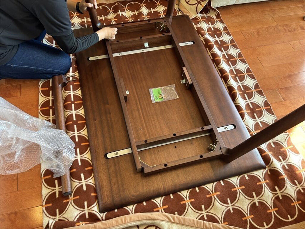 納品時に脚を取り付け