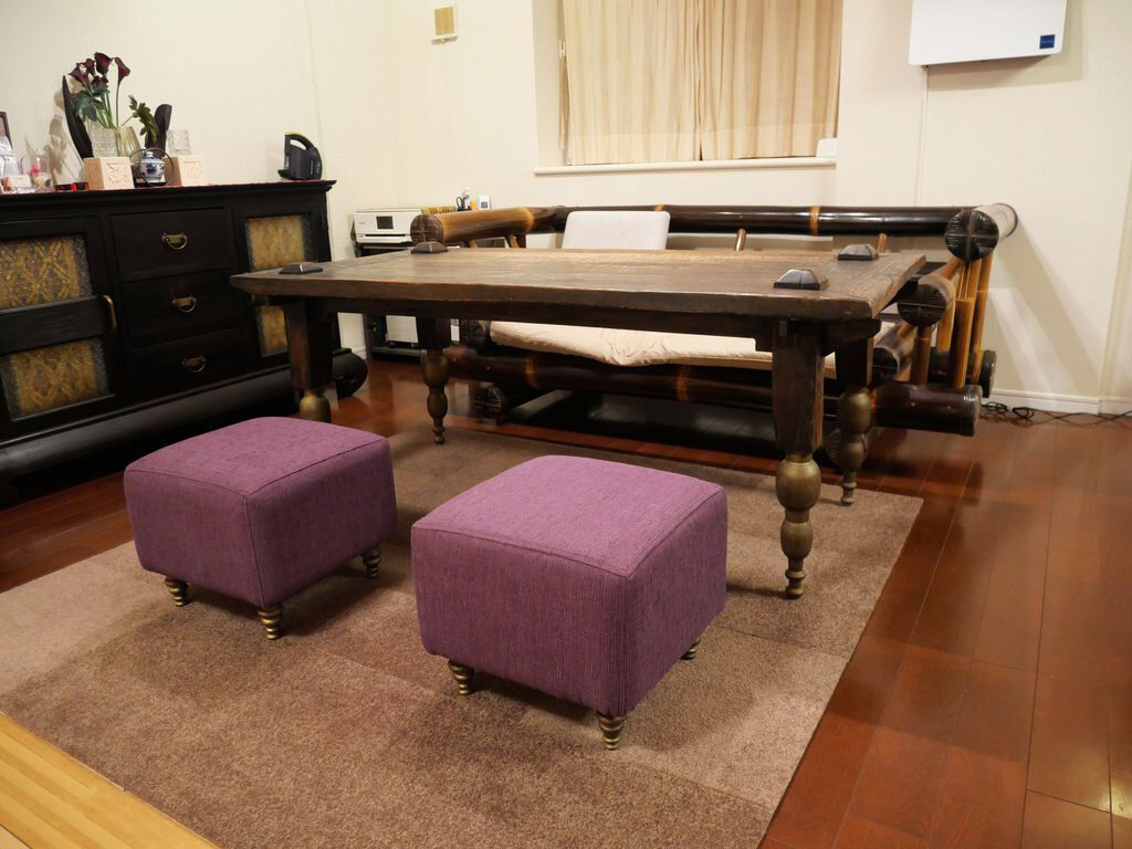 オーダーメイドのスツールと合わせてアジアン空間に