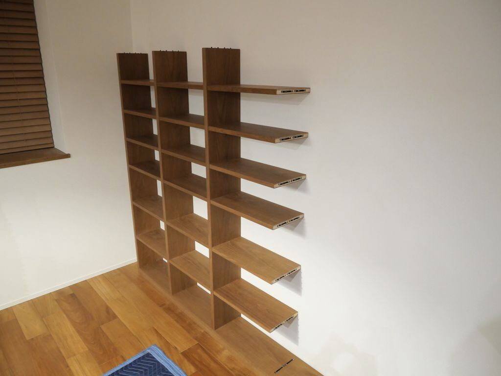 組み立て途中の家具