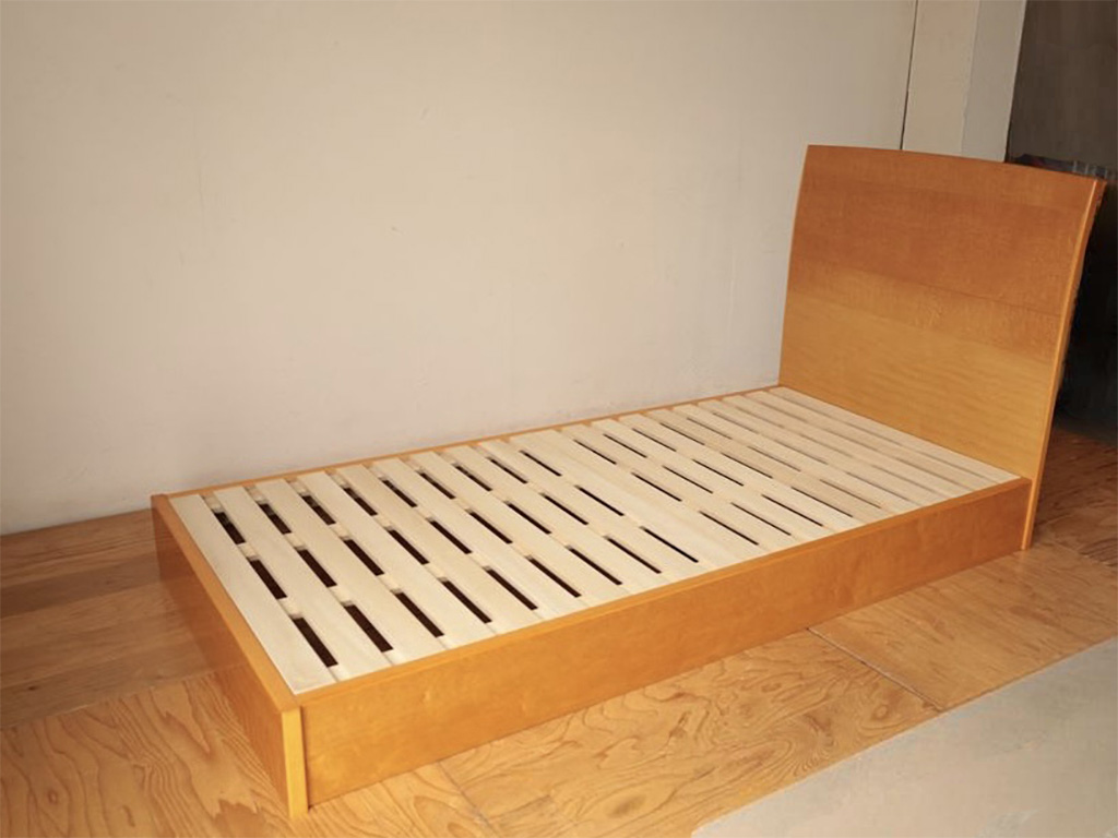 バーズアイメープルのベッドをリサイズ。高さも下げて、より快適に。のイメージ