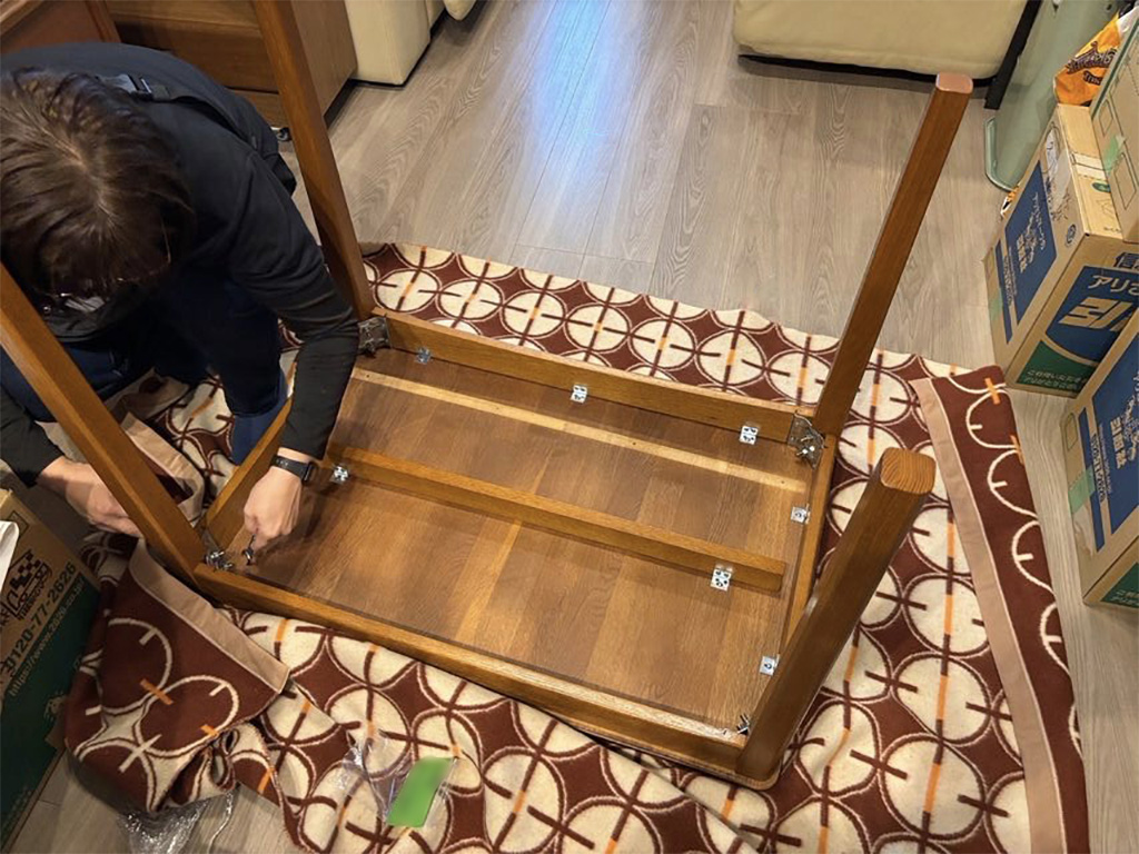 新居でテーブルを組み立て