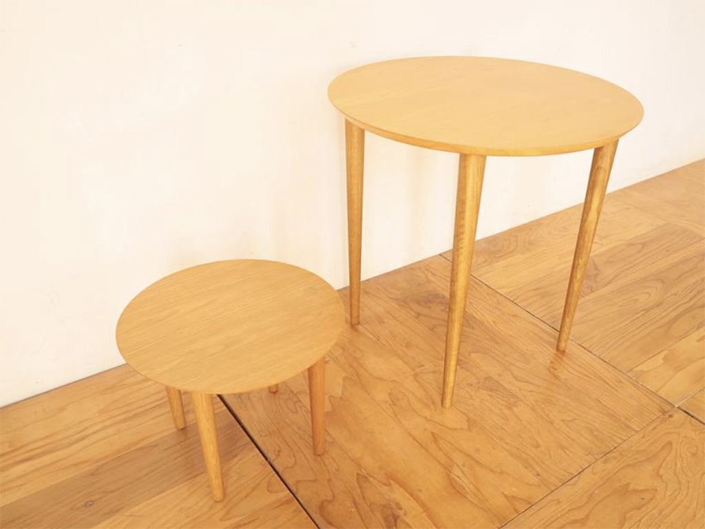 サイズ違い2台のテーブル