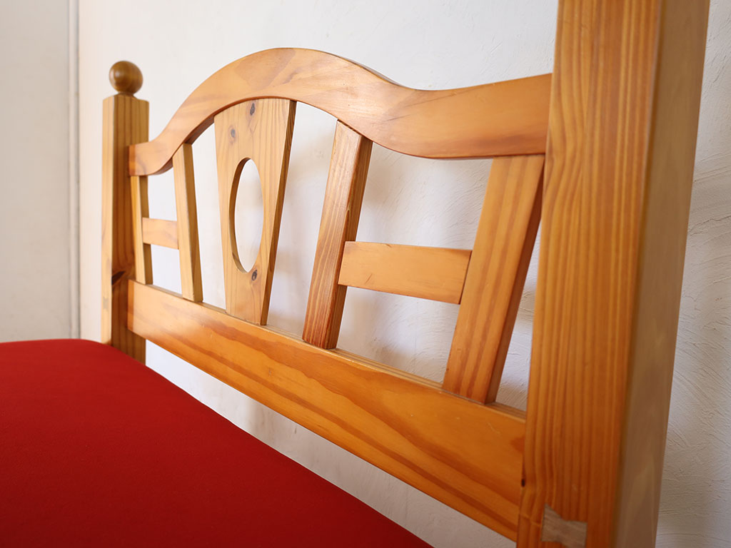 デザインが特徴的なヘッドボード