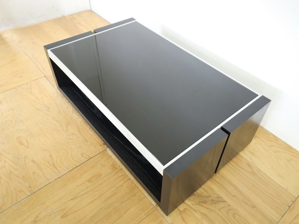 ガラスの天板が特徴的