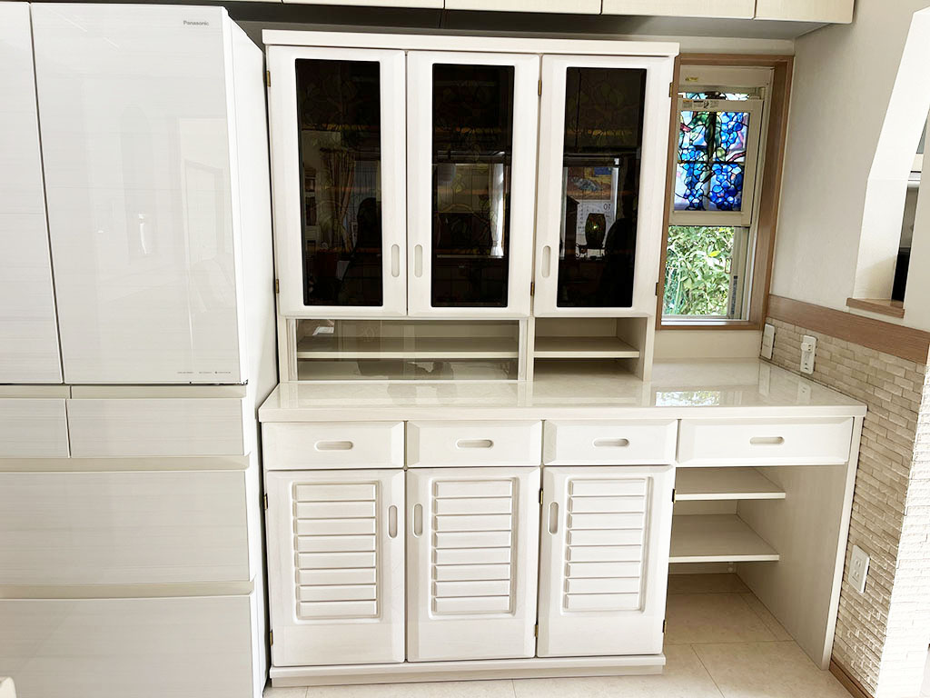 スペースにぴったりおさまった使い勝手の良い食器棚