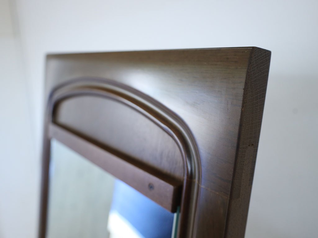 タンス扉をそのまま活かしたスタンドミラー