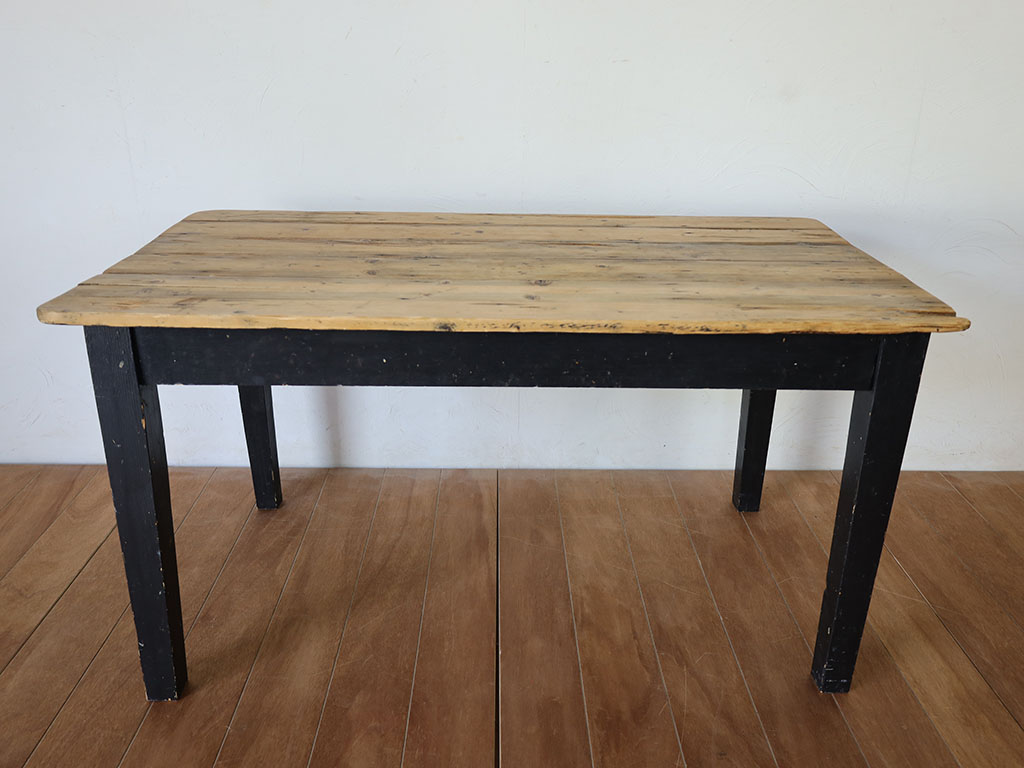 アンティークのダイニングテーブル