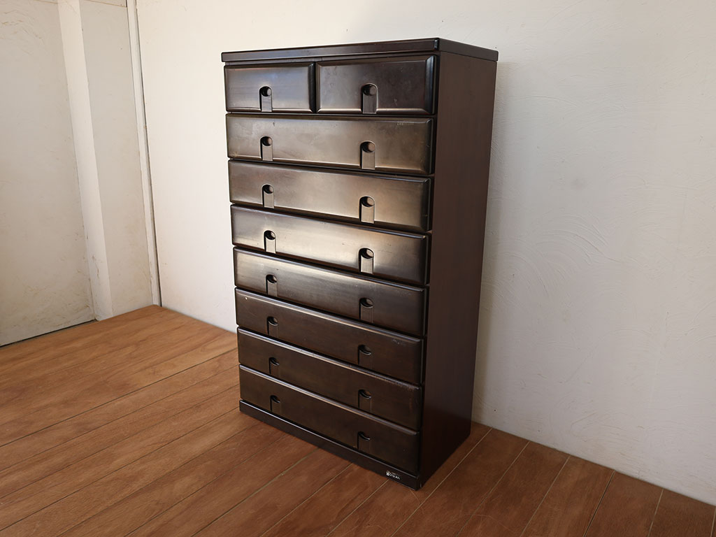 落ち着いた色味のチェスト