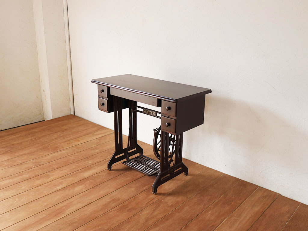 足踏みミシンをデスクにリメイク
