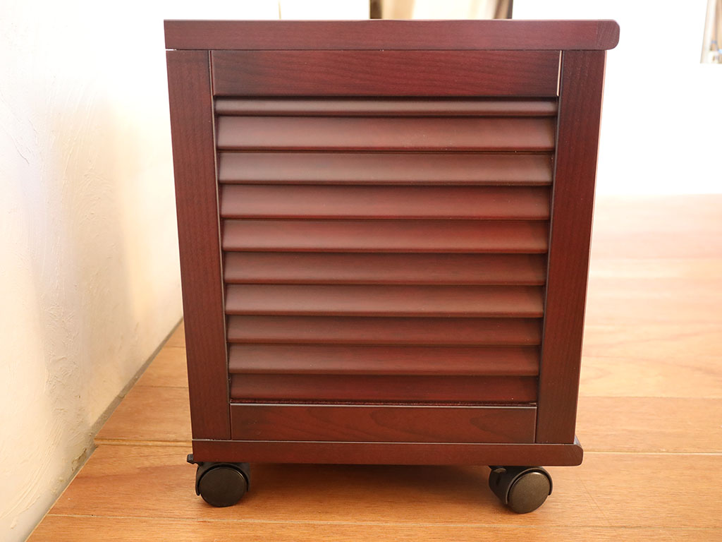 側板にタンスの扉