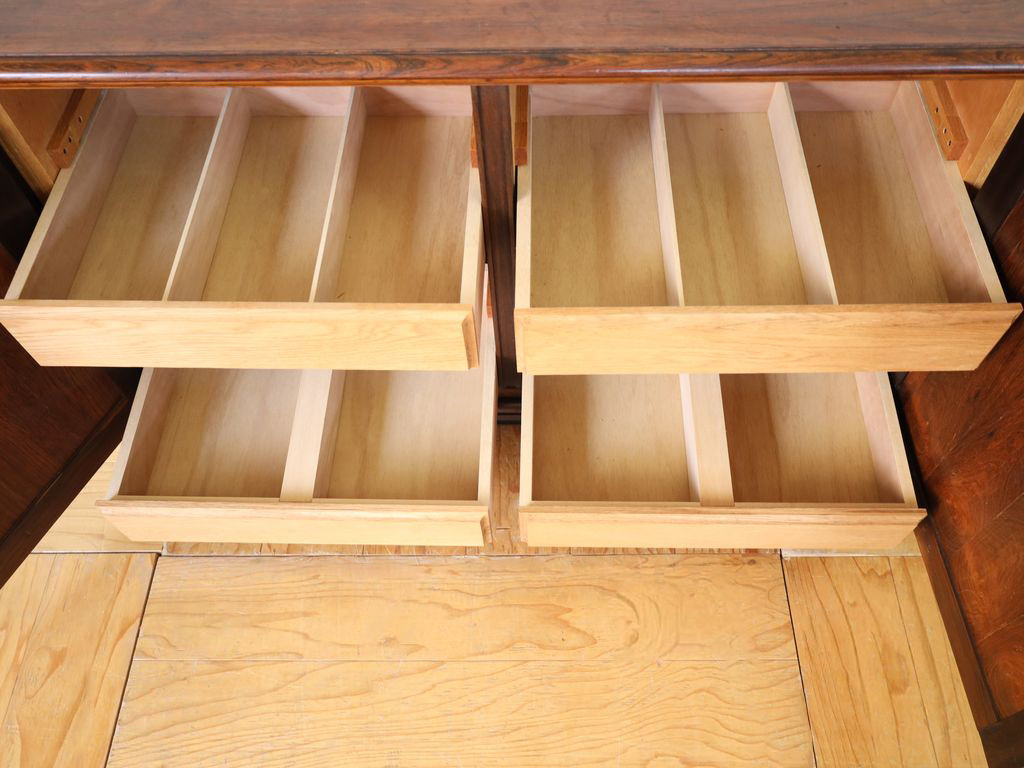 サイドボードの引き出し