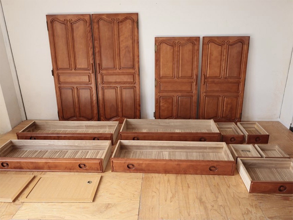 婚礼タンスの扉と引き出し