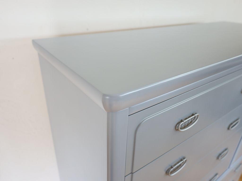 マットグレーのタンス