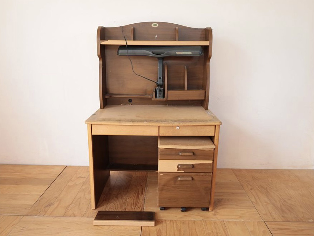 古くなった学習机