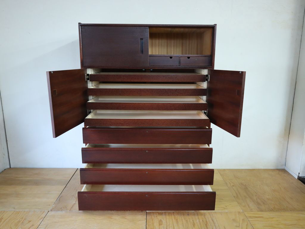 洋服タンスの内部に衣装盆を入れた